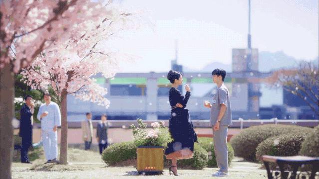 jennie黑色短裙舞台造型,jennie舞台短裙转圈