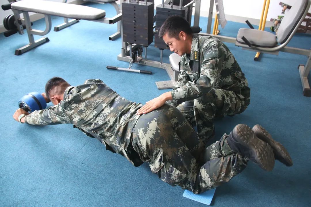 机关向官兵发放慰问金,高原官兵暖心大礼包