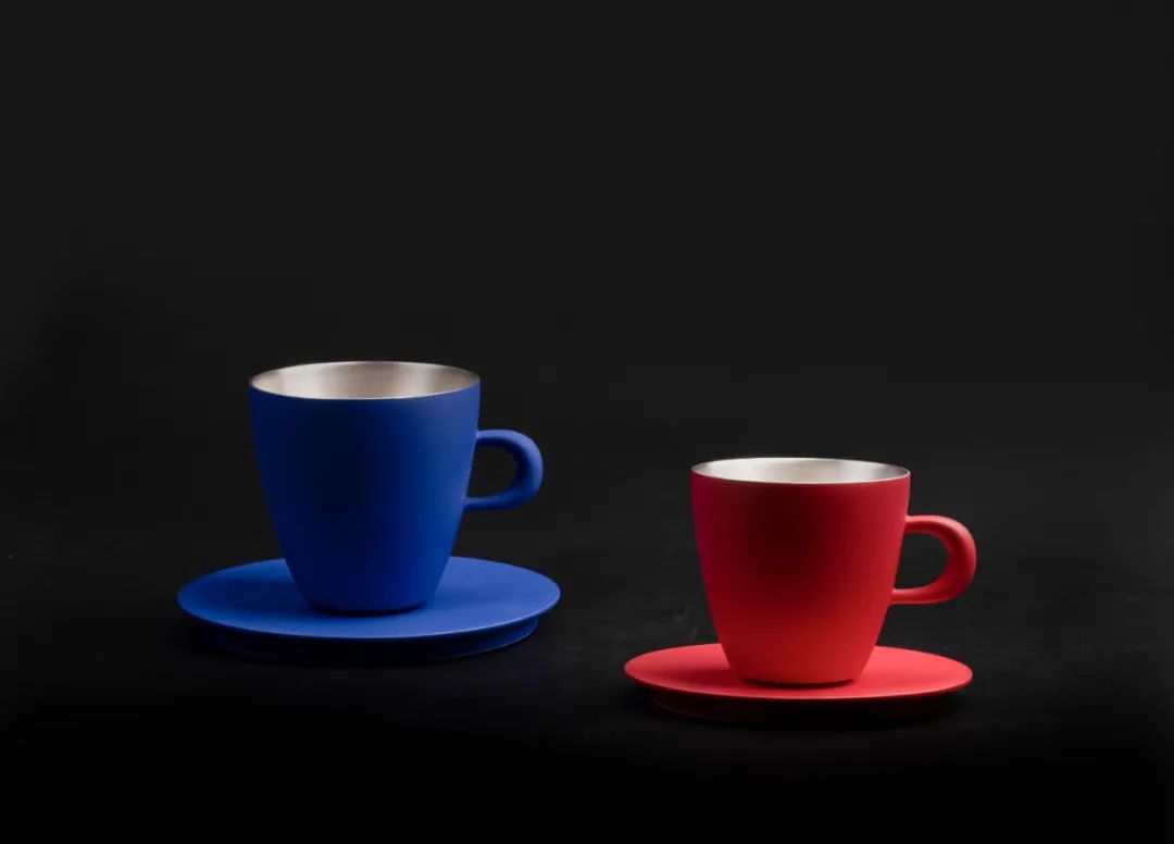 把故宫红、青花蓝捧在手心，以“银杯”畅饮