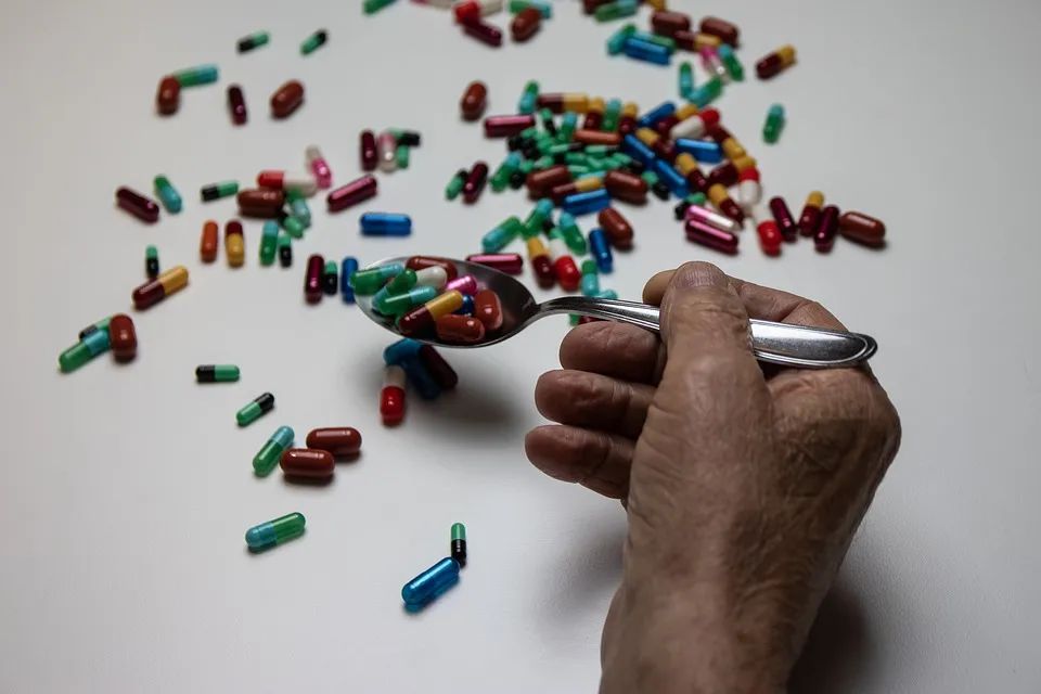 米诺环素为什么不建议年轻人用,米诺环素的不良反应和禁忌