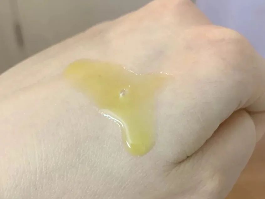 大家都在追《三十而已》,我却偷偷看了看她的化妆台