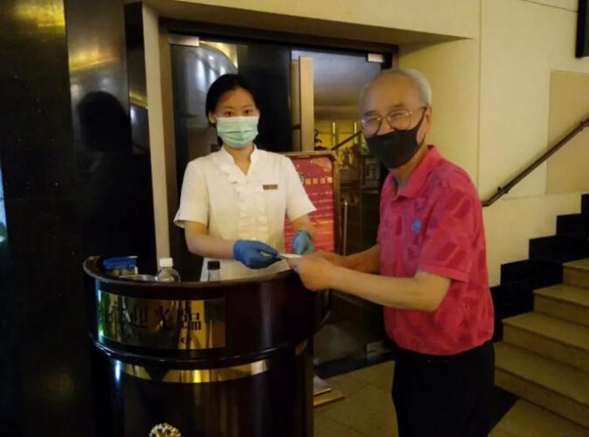 最老影迷分享与银幕的坚守,直击23届上影节直播短片