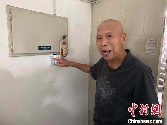 “疫”线有温暖乌鲁木齐为孤寡老人安装“爱心呼叫铃”