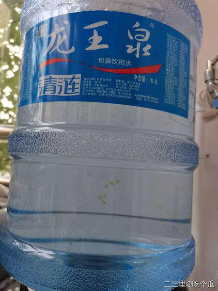 安康桶装龙王泉水中竟发现青苔?商家:开封后存放不宜超过7天