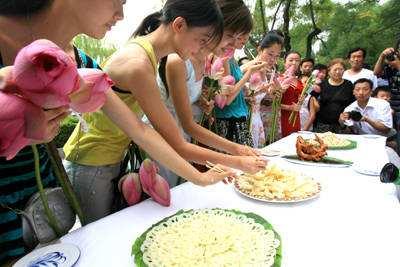 又到送寒衣时节,又到了送郁金香的季节