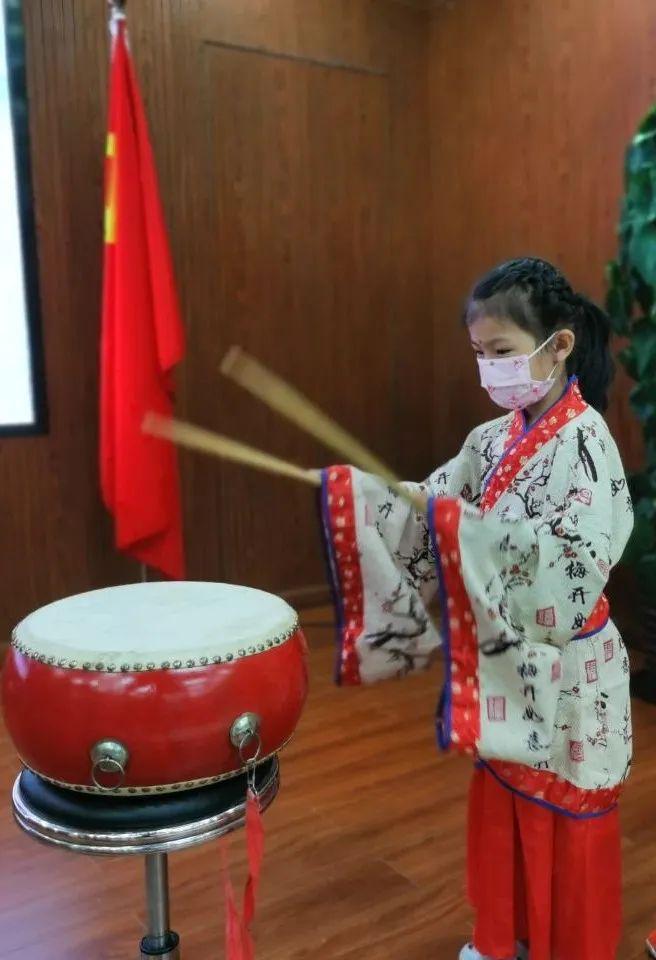 “正衣冠”“朱砂启智”“击鼓鸣志”“人字开笔”……松江小囡这样写好人生第一笔