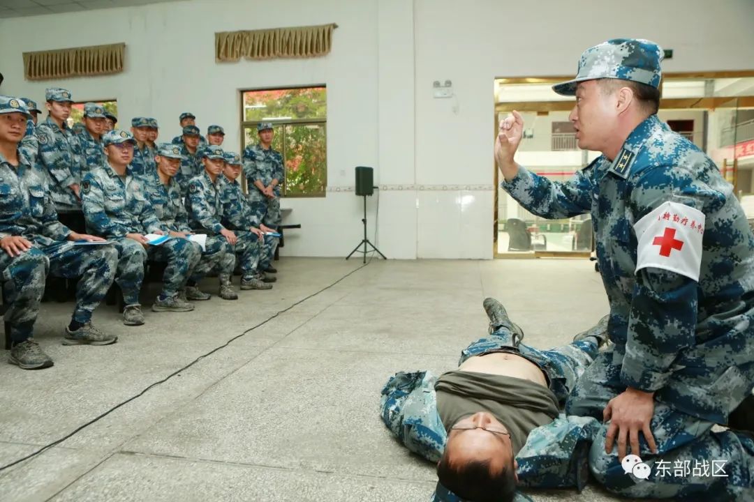 关注｜给力！空军医疗专家把流动诊室开到了雪域边关
