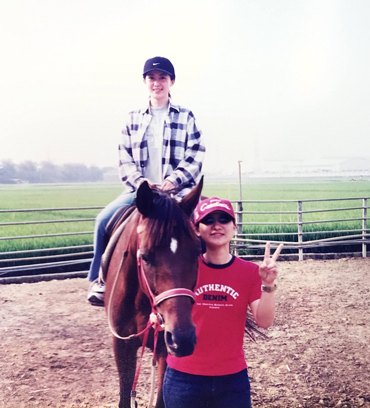 51岁孟庭苇罕见晒旧照，30年一直冻龄如少女，意外撞脸周慧敏