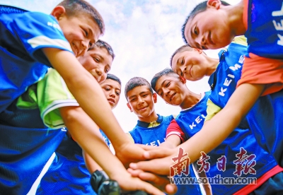 喀什足球少年受训视频,喀什古城足球少年