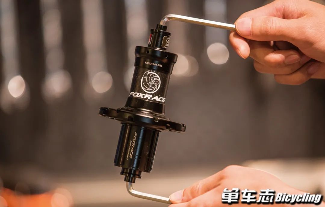 久裕培林花鼓塔基的拆卸保养视频,公路自行车培林花鼓保养