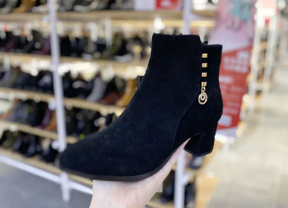 火爆魔都的荟品仓登陆松江！Nike、阿迪…全场一折起！2000个拉杆箱1元领