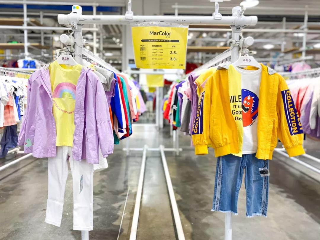 火爆魔都的荟品仓登陆松江！Nike、阿迪…全场一折起！2000个拉杆箱1元领