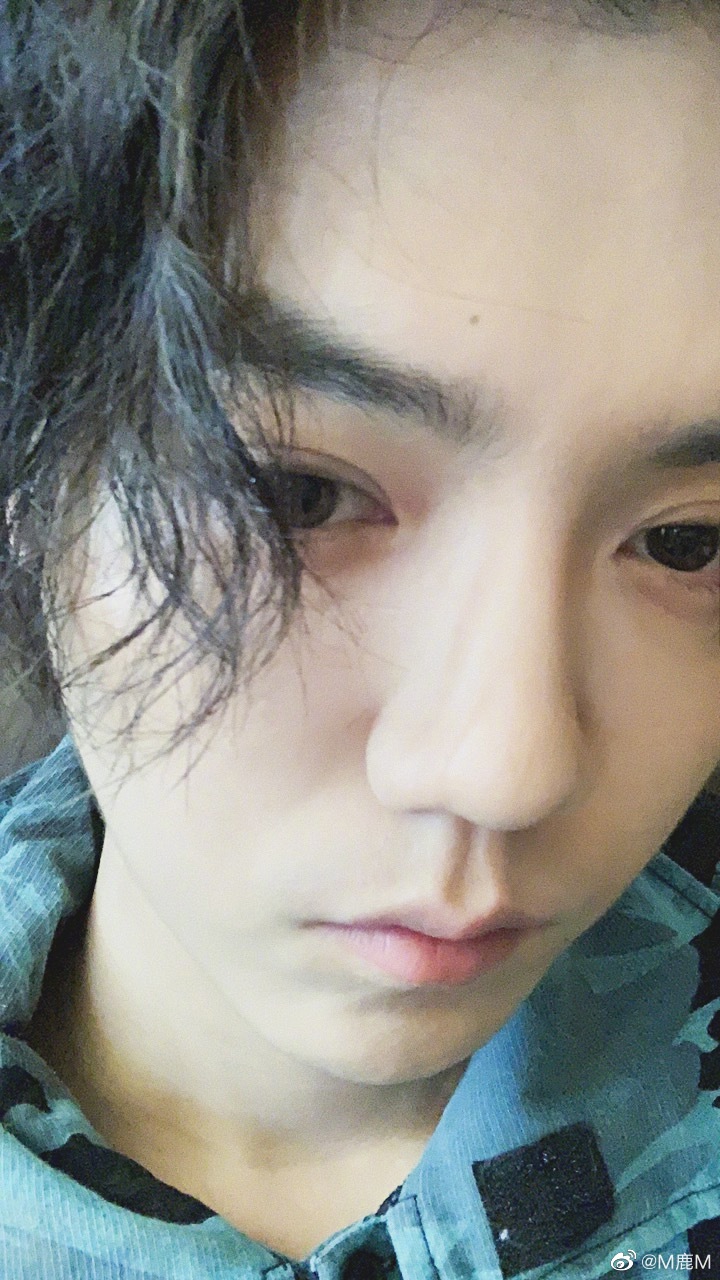 200824鹿晗深夜微博IG双更新晒表晒鞋晒手办的快乐生活日常