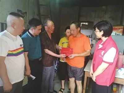 传递爱心温暖开展志愿服务,传递社会爱心温情帮扶辖区老人