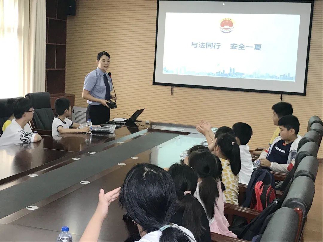 青少年暑假法制教育新闻报道,法制教育宣传周活动画画