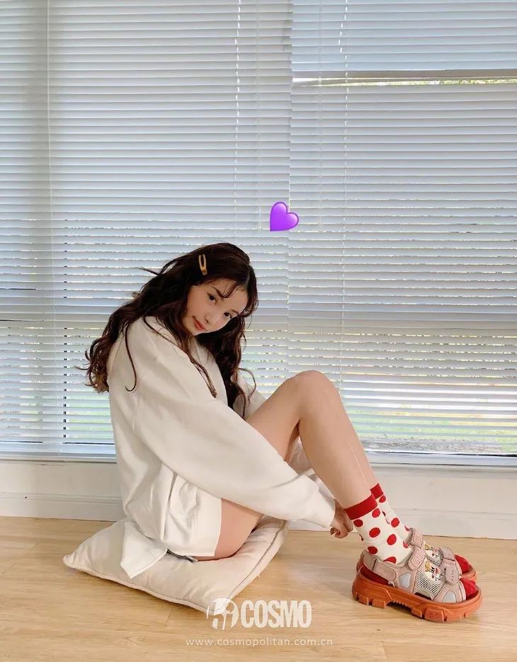 配饰狂|娜娜左黄右紫的撞色袜时髦到飞起,我有点跟不上...