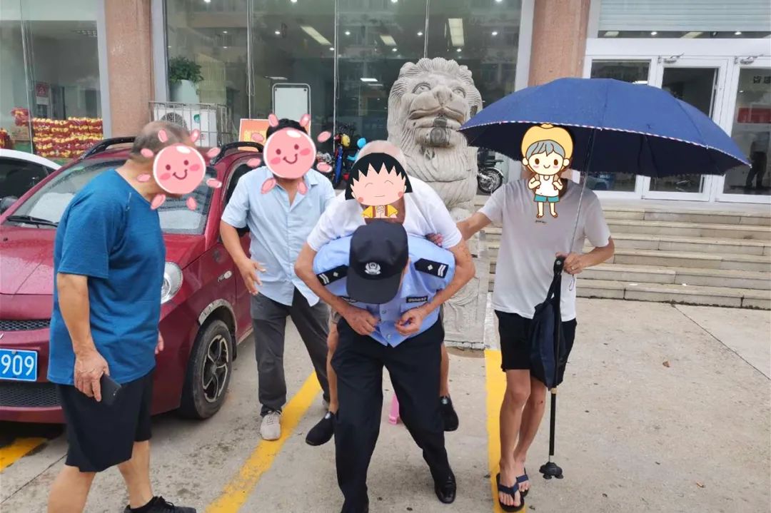 老人迷路民警暖心施以援手,老人出门迷路热心民警暖心