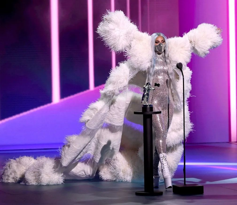 讲真的｜Gaga连换9套装备，贝拉和盆栽哥VMA“重聚”