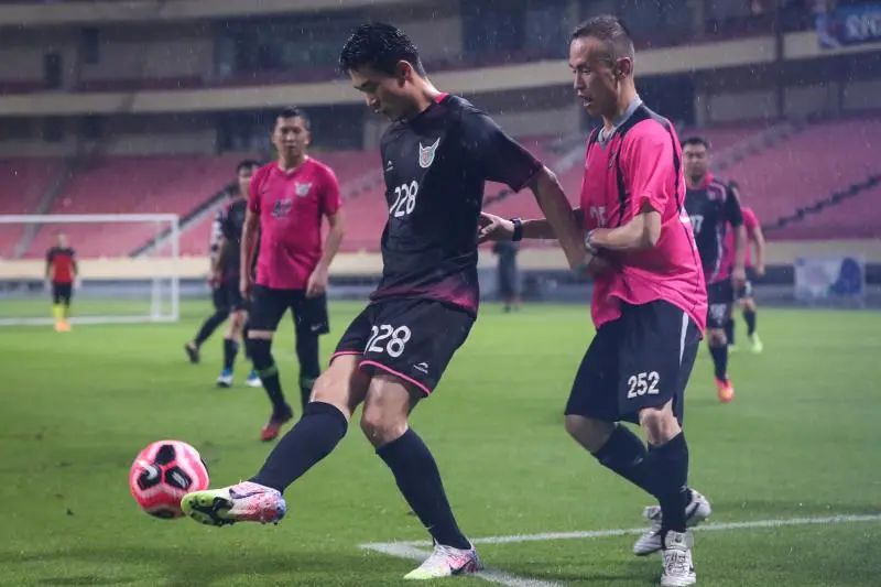 足球场踢一场球多少钱,上海虹口足球场多少钱一场