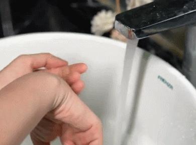 日本人用酒洗脸，60岁还没有皱纹，黑头粉刺全消失，整张脸白皙光滑，细腻弹润