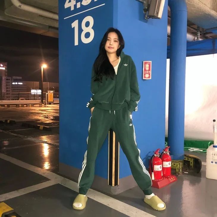 无帽卫衣虞书欣,虞书欣的衣服到底有多少钱