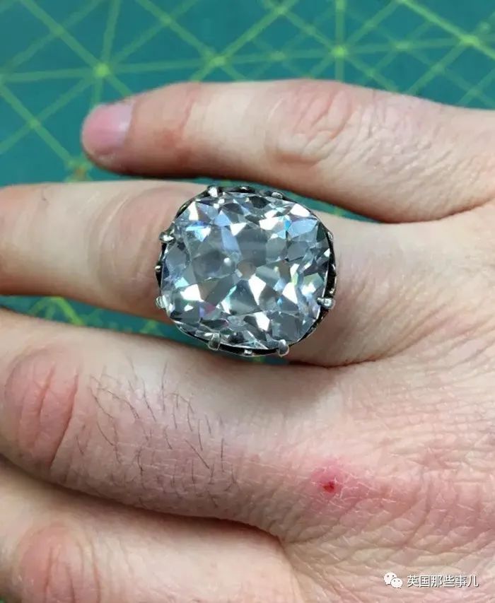 随手捡的东西居然那么值钱,随手捡到一个古董居然拍出天价