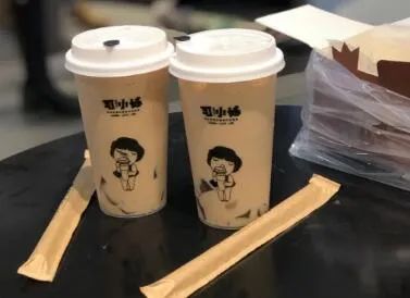 入秋第一杯52块钱的奶茶,奶茶刷爆朋友圈的秋天的第一杯