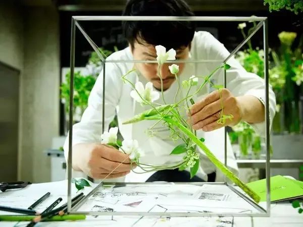 他是日本著名“花花公子”，拈花惹草只为极致的美