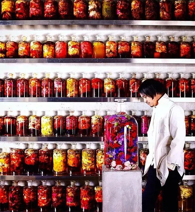 他是日本著名“花花公子”，拈花惹草只为极致的美