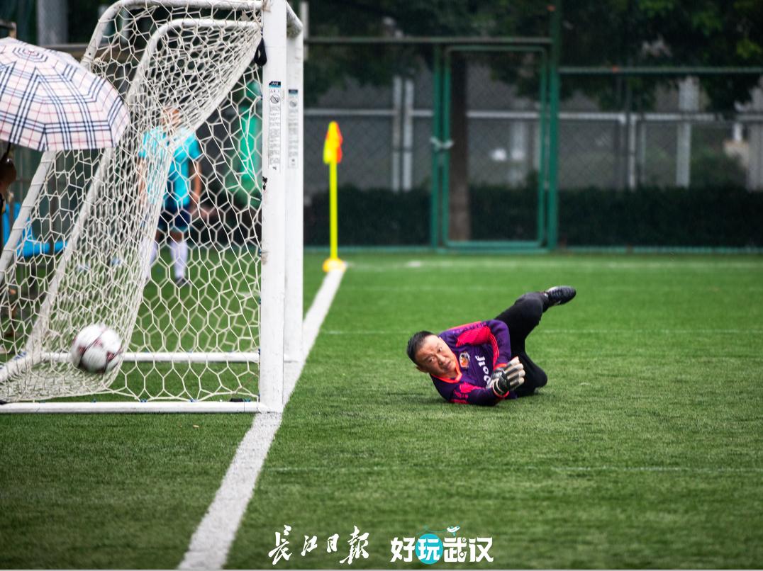 职工足球赛在胜利中落下帷幕,长江杯武汉职工足球