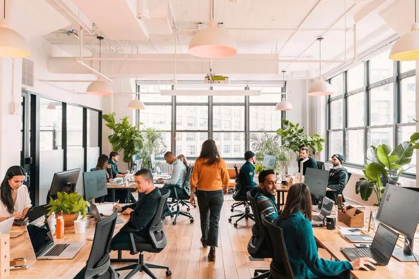 冰火两重天：三亚免税店一天卖1亿，香港药妆店游客“清零”|一周全球观察