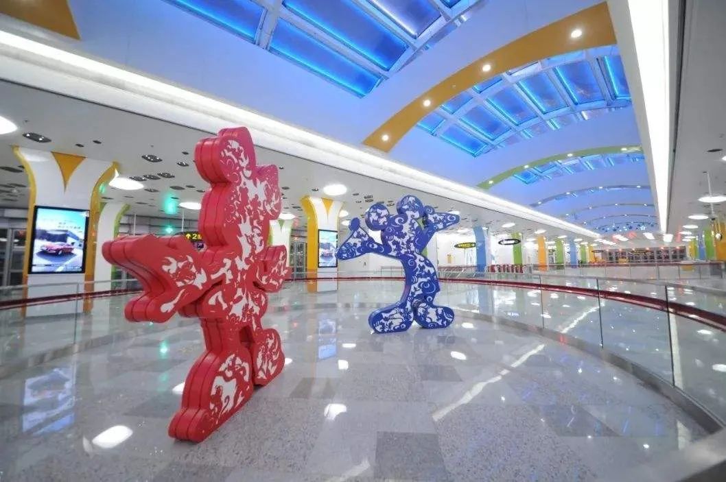 坐着地铁看浦东｜美到惊艳！童话乐园、古镇园林、跑酷金字塔……这条地铁线都能到，还能跨省游