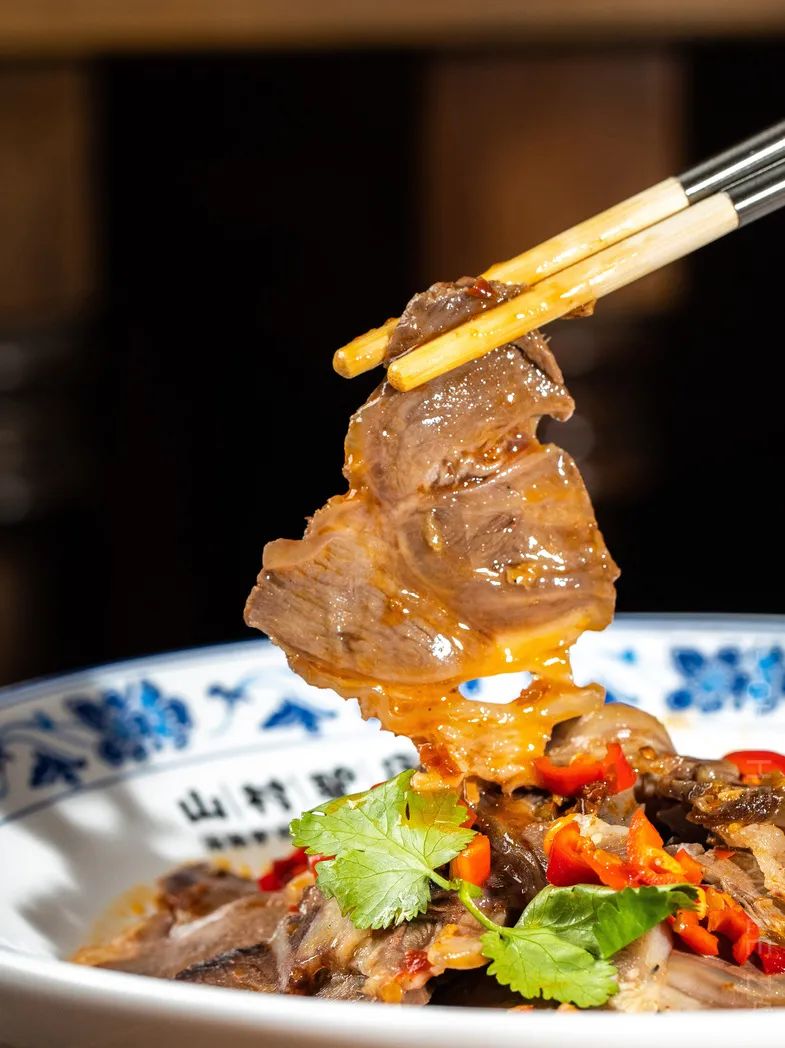 火爆10年的「山村驴庄」终于来长沙啦！扬言要用汤锅驴肉霸占长沙人的餐桌