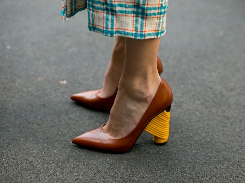 同样的预算买二手车还是新车,爆款靴子和小众靴哪个好