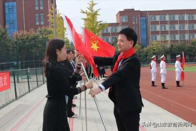 高举团旗跟党走黑板报,高举团旗跟党走主题板报