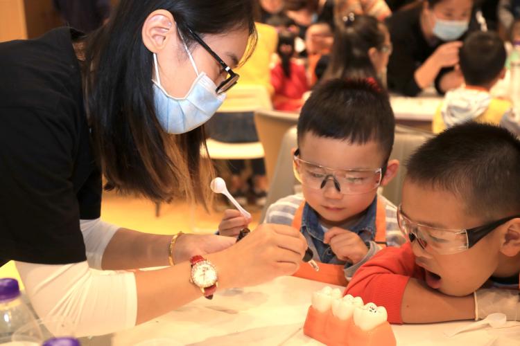 来“社区之家“的”科学总动员“公益课堂争做“小小科学家“！在家门口即可感受科学之美