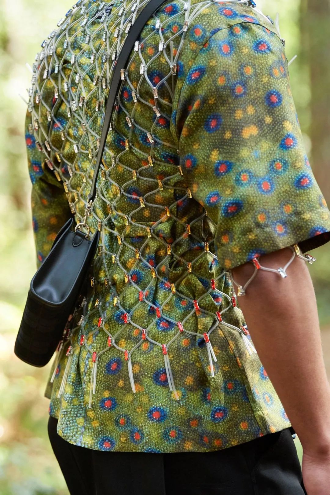 三天打鱼两天晒网｜八戒的珍珠汗衫又在时尚圈翻红了