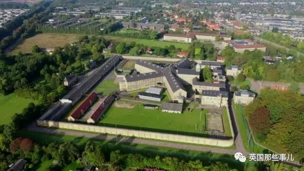 潜水艇里残杀肢解女记者,入狱后又劫持医生逃狱?!这人还能更疯一点吗?