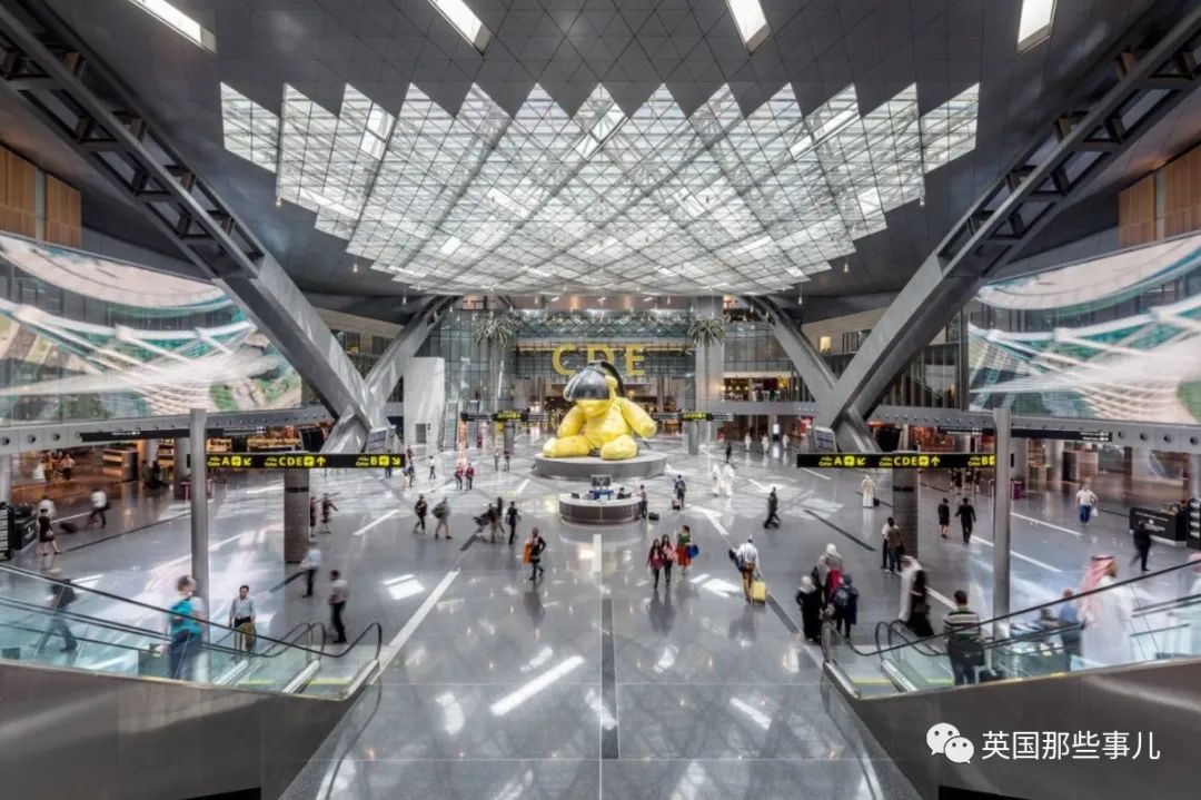 公厕惊现弃婴，机场强迫所有女乘客*光脱**接受侵入式检查，看是谁生的