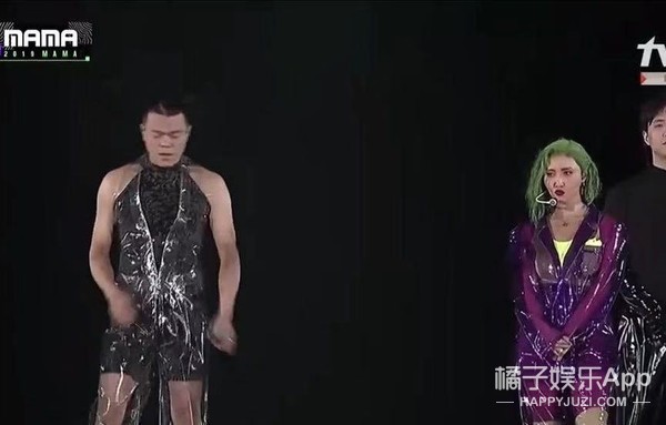 娱乐圈土味审美大赏！渔网袜透明雨衣蕾丝内衬，求双没看过的眼睛