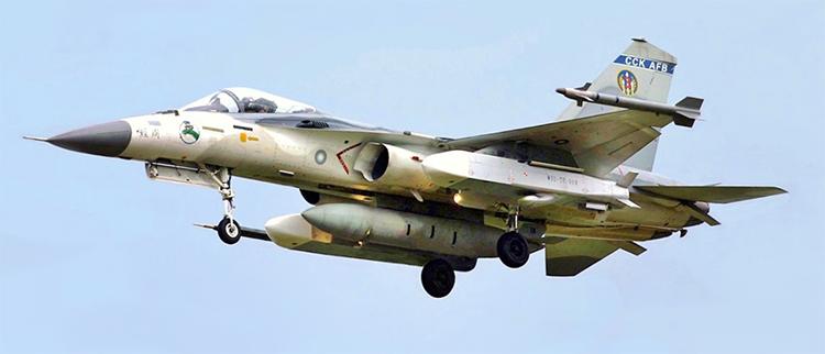 连续军购、试射挑衅：台当局各种炒作给自己壮胆