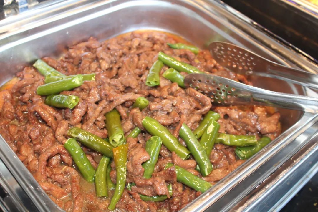 卢氏汉釜宫：海鲜、烤肉、小吃...通通不限量！豪横自助来啦！39.9元购汉釜宫单人自助餐，海鲜、烧烤、牛排、甜点...都是你的！