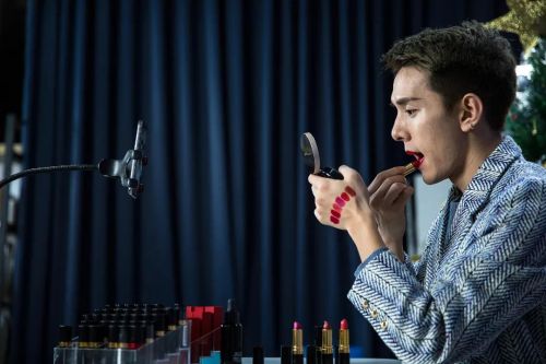 苏宁将全部股权质押给淘宝；小黄车退押金要等988年；苹果可能考虑移除充电线等配件；李佳琦声音商标申请被驳回...