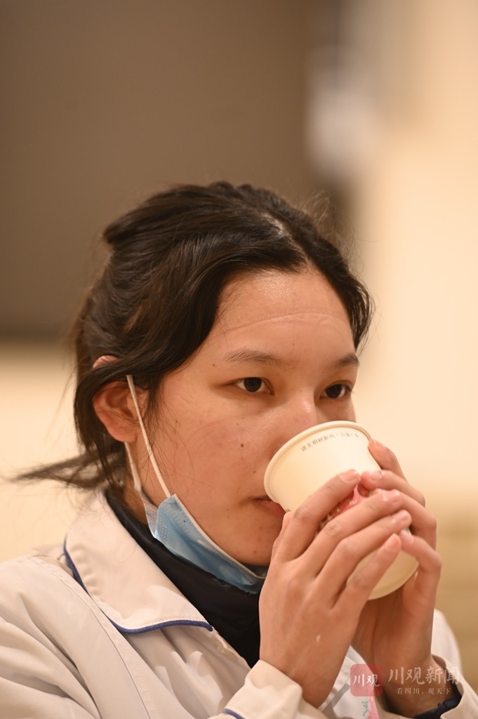 直击郫都最暖寒夜：这些身影让人泪目