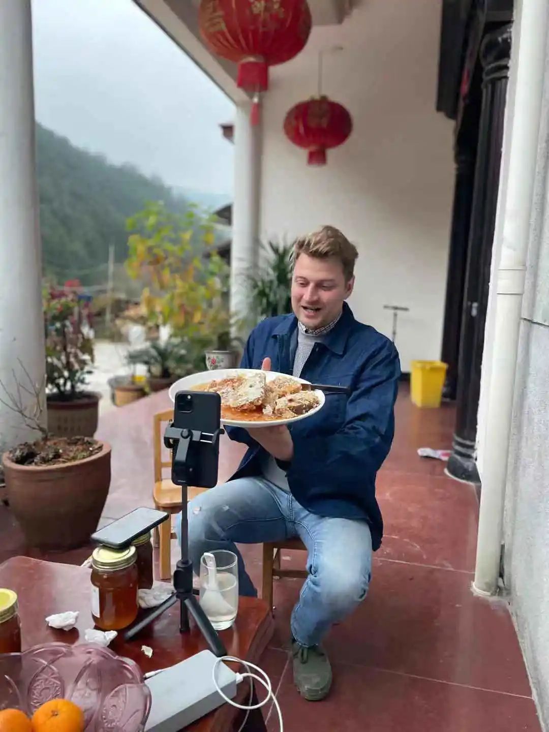 差别在哪？丽水普通山里农耕，却被俄罗斯小伙过成“田园诗”，获赞千万