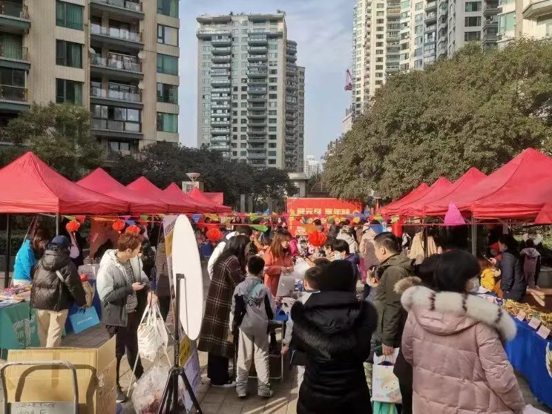 “中西合璧”小集市，徐家汇这场“迎新嘉年华”年味足