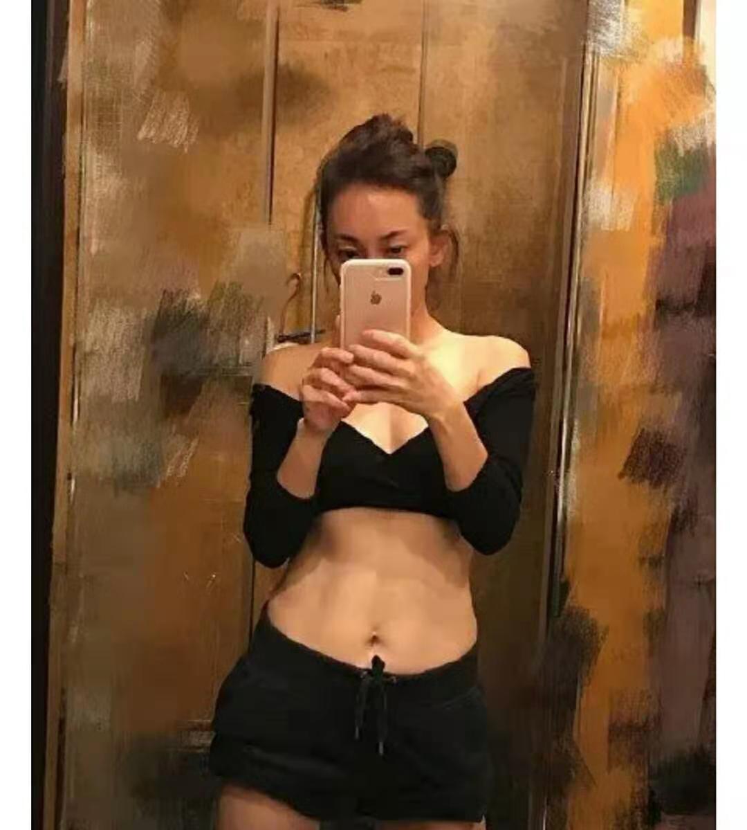 47岁牛莉秀马甲线,47岁牛莉晒素颜照马甲线太瞩目