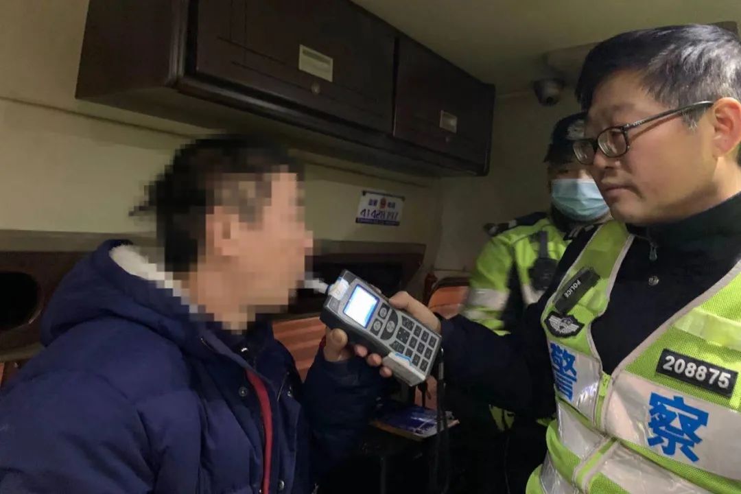 开心过节，畅快喝酒，悔不该酒驾！