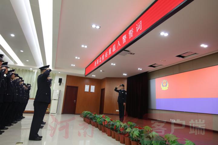 庆祝首届中国人民警察节,交警热烈庆祝中国人民警察节