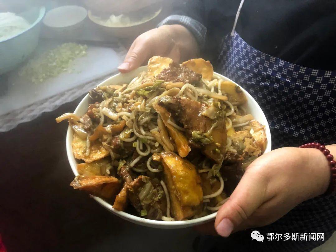 室外柴火灶带锅,柴火灶炒菜做饭